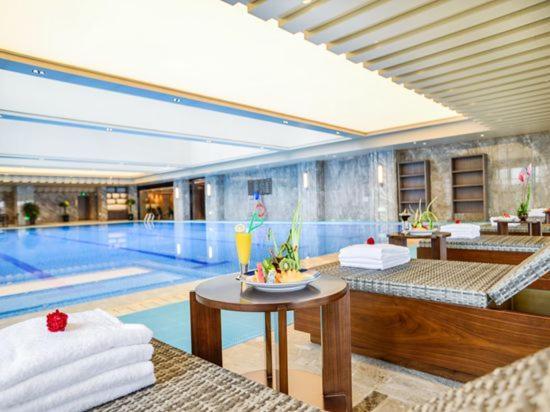 Grand New Century Hotel Haining Zhejiang Екстериор снимка